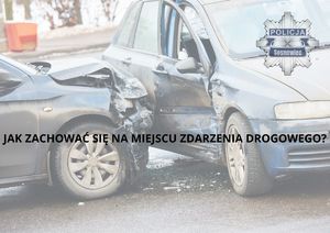 Zdjęcie przedstawia napis o treści &quot;Jak zachować się na miejscu zdarzenia drogowego&quot;. W tle dwa, rozbite samochody.