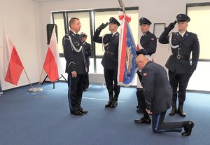 Zdjęcie przedstawia ceremonię pożegnania ze sztandarem.