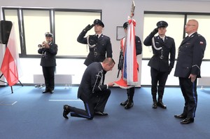 Zdjęcie przedstawia ceremonię przywitania ze sztandarem.