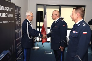 Zdjęcie przedstawia Komendanta Wojewódzkiego Policji w Katowicach, mł.insp. Sławomira Zagrobelnego oraz insp. Arkadiusza Konowalskiego.