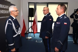Zdjęcie przedstawia Komendanta Wojewódzkiego Policji w Katowicach, mł.insp. Sławomira Zagrobelnego oraz insp. Arkadiusza Konowalskiego.