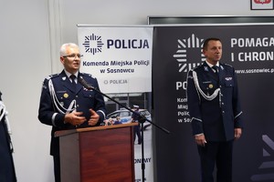 Zdjęcie przedstawia Komendanta Wojewódzkiego Policji w Katowicach przemawiającego do gości.