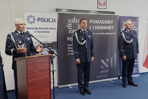 Zdjęcie przedstawia Komendanta Wojewódzkiego Policji w Katowicach przemawiającego do gości.