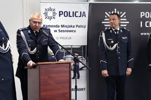 Zdjęcie przedstawia mł.insp. Sławomira Zagrobelnego przemawiającego do gości.