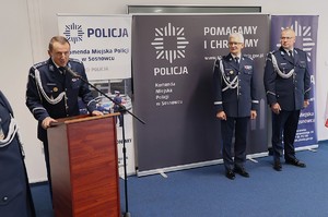 Zdjęcie przedstawia insp. Arkadiusza Konowalskiego przemawiającego do gości.