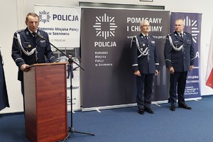 Zdjęcie przedstawia Komendanta Miejskiego Policji w Sosnowcu przemawiającego do gości.