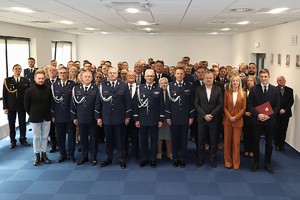 Zdjęcie przedstawia gości pozujących do zdjęcia.