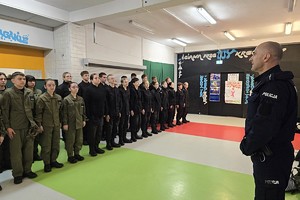 Zdjęcie przedstawia uczniów klas mundurowych podczas zajęć z instruktorem.