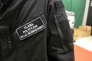 Zdjęcie przedstawia naszywkę z napisem "Klasa mundurowa VII LO Sosnowiec".