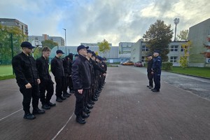 Zdjęcie przedstawia uczniów klas mundurowych podczas zajęć z instruktorem.