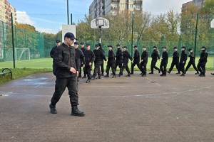 Zdjęcie przedstawia uczniów klas mundurowych podczas zajęć z instruktorem.