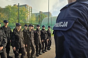 Zdjęcie przedstawia uczniów klas mundurowych podczas zajęć z instruktorem.