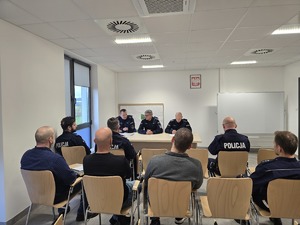 Zdjęcie przedstawia policjantów podczas odprawy.