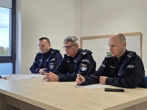 Zdjęcie przedstawia umundurowanych policjantów podczas odprawy.
