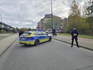 Zdjęcie przedstawia umundurowanych policjantów podczas ćwiczeń.