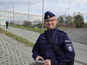 Zdjęcie przedstawia umundurowanego policjanta.