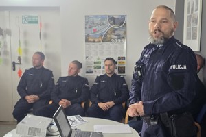 Zdjęcie przedstawia umundurowanych policjantów podczas debaty.