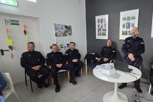 Zdjęcie przedstawia umundurowanych policjantów podczas debaty.