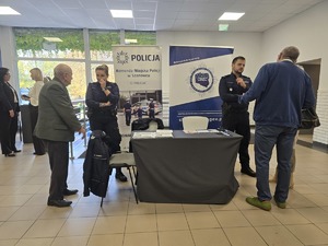 Zdjęcie przedstawia umundurowanych policjantów podczas wydarzenia rozmawiających z seniorami.