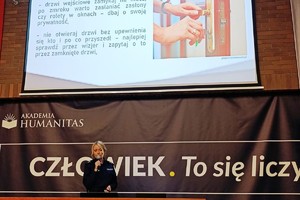Zdjęcie przedstawia umundurowaną policjantkę podczas wykładu.