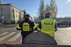 Zdjęcie przedstawia umundurowanych policjantów z Wydziału Ruchu Drogowego podczas działań.