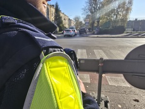 Zdjęcie przedstawia umundurowanego policjanta.