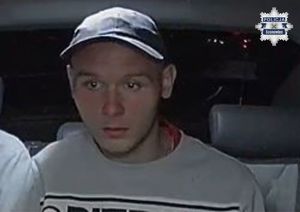 Zdjęcie przedstawia mężczyznę w jasnej czapce.