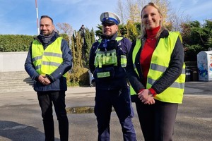 Zdjęcie przedstawia dzieci ubrane w kamizelki odblaskowe podczas wydarzenia.