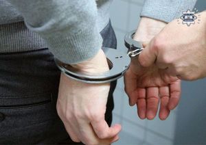 Zdjęcie przedstawia ręce w kajdankach.