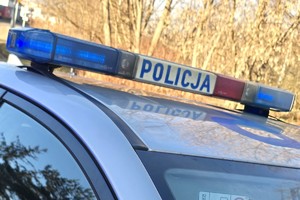 Zdjęcie przedstawia oznakowany radiowóz policyjny.