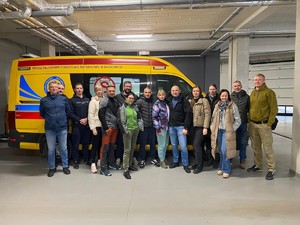 Zdjęcie przedstawia uczestników szkolenia oraz policyjnych instruktorów podczas ćwiczeń.