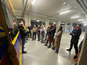 Zdjęcie przedstawia uczestników szkolenia oraz policyjnych instruktorów podczas ćwiczeń.