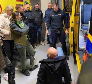 Zdjęcie przedstawia uczestników szkolenia oraz policyjnych instruktorów podczas ćwiczeń.