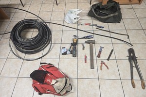 Zdjęcie przedstawia narzędzia oraz kabel zabezpieczone podczas czynności.