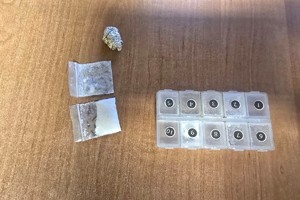 Zdjęcie przedstawia woreczki i pojemniki z zawartością białej substancji.