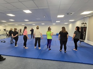 Zdjęcie przedstawia uczestniczki szkolenia oraz policyjnych instruktorów.