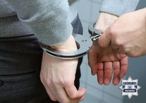 Zdjęcie przedstawia ręce w kajdankach.