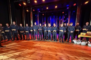 Zdjęcie przedstawia wyróżnionych, umundurowanych dzielnicowych na scenie.