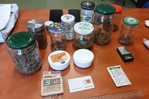 Zdjęcie przedstawia zabezpieczone środki leżące na stole.