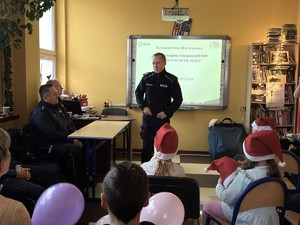 Zdjęcie przedstawia umundurowanego policjanta podczas prezentacji.