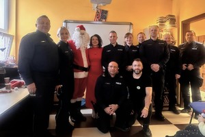 Zdjęcie przedstawia umundurowanych policjantów pozujących do zdjęcia.