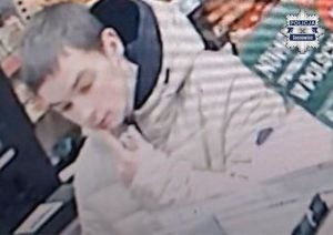 Zdjęcie przedstawia wizerunek mężczyzny w jasnej kurtce.