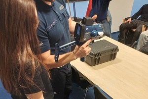 Zdjęcie przedstawia policjanta z wydziału ruchu drogowego prezentującego sprzęt służbowy.