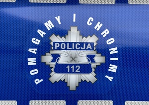 Zdjęcie przedstawia napis "Pomagamy i chronimy Policja 112".