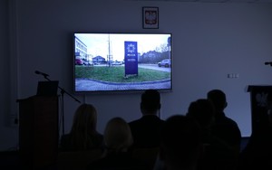 Zdjęcie przedstawia kadr z filmu dotyczącego wyników osiągniętych przez Komendę Miejską Policji w Sosnowcu.
