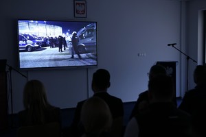 Zdjęcie przedstawia kadr z filmu dotyczącego wyników osiągniętych przez Komendę Miejską Policji w Sosnowcu.
