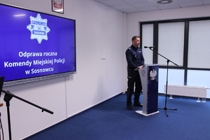 Zdjęcie przedstawia Pierwszego Zastępcę Komendanta Wojewódzkiego Policji w Katowicach przemawiającego do publiczności.