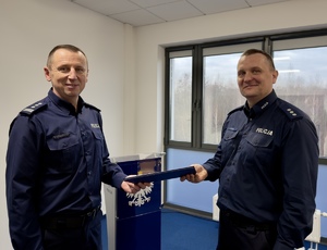Zdjęcie przedstawia Komendanta Miejskiego Policji w Sosnowcu oraz kom. Marcina Krawca.