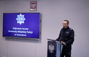 Zdjęcie przedstawia Komendanta Miejskiego Policji w Sosnowcu przemawiającego do gości.
