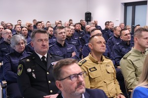 Zdjęcie przedstawia policjantów oraz gości.